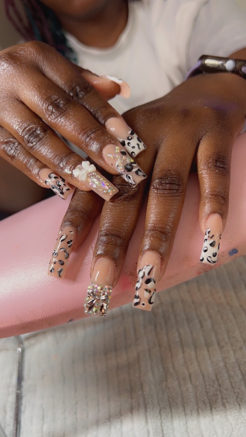 MiaNailz llc